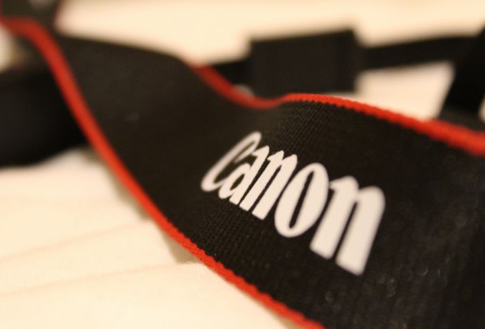 Картинка надпись Canon на ремешке, бренд фотоаппаратов