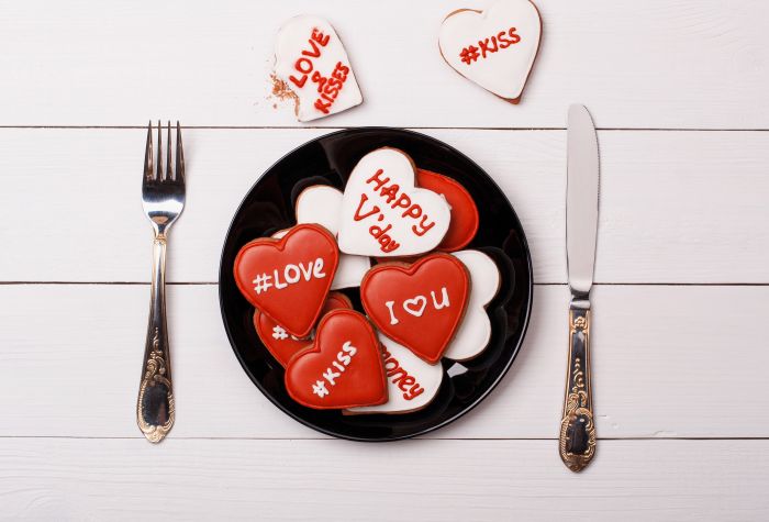 Картинка сердечки на тарелке возле вилки и ножа