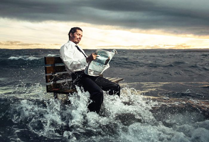 Картинка мужчина читает газету на лавочке посреди океана