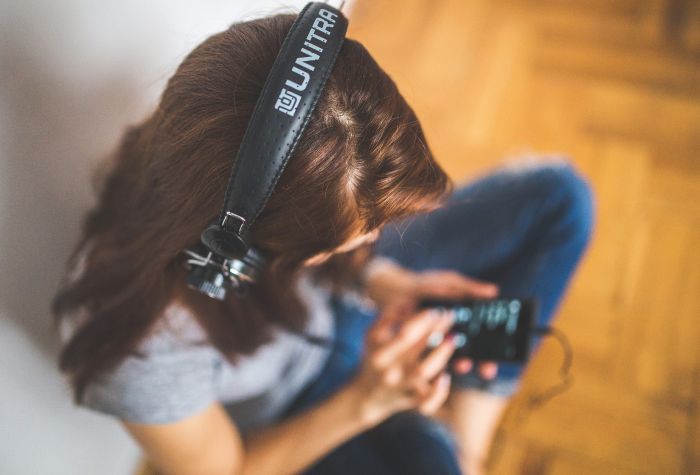 Картинка девушка в наушниках слушает музыку с телефона