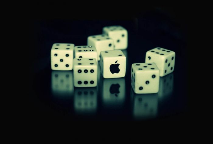 Картинка игральные кости, кубики с логотипом Apple фото на черном фоне