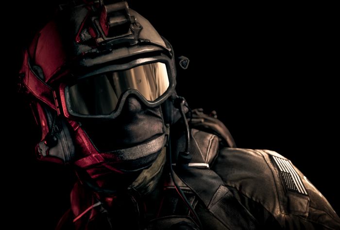 Картинка солдат из игры Battlefield 4 в экипировке, шлеме с очками