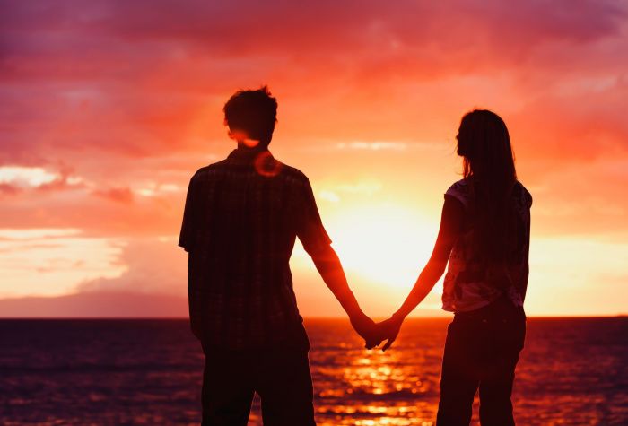 Картинка влюбленные держаться за руку возле моря на закате