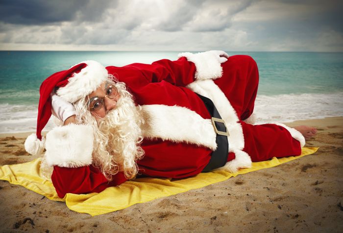 Картинка Дед Мороз отдыхает на пляже, прикол