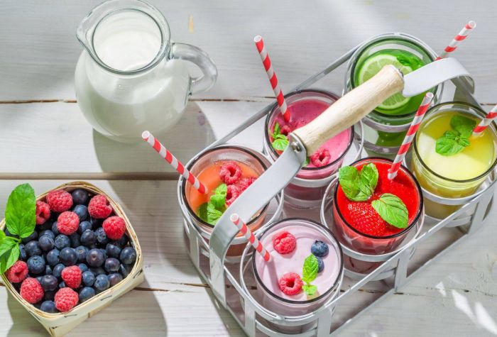 Картинка вкусные молочные напитки с ягодами и фруктами