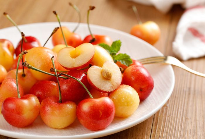 Картинка вкусная сочная черешня, ягоды на тарелке