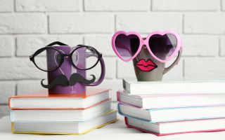 прикольные чашки в очках стоят на книгах