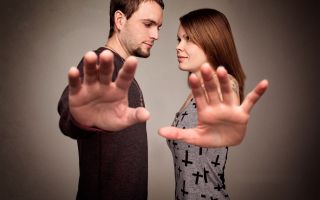 парень и девушка выясняют отношения