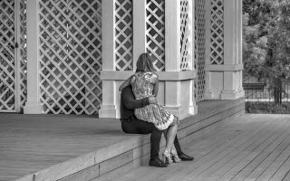 девушка сидит на коленях у парня, черно-белое фото