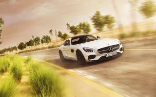 Mercedes-Benz AMG GT едет на скорости по дороге