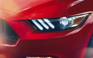 красный «Форд Мустанг»  Ford Mustang, фара, вид спереди