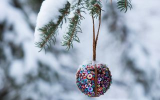 красивый елочный шар на ветке в снегу, новогоднее украшение