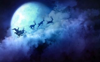 Дед мороз на санях с оленями, ночью летит по облакам