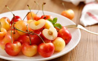 вкусная сочная черешня, ягоды на тарелке