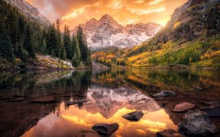 осень, лес в горах на закате солнца, красивое отражение в озере