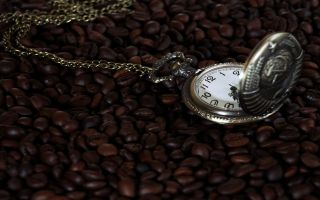 карманные часы СССР на зернах кофе
