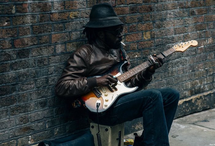 Картинка музыкант играет на электро гитаре на улице