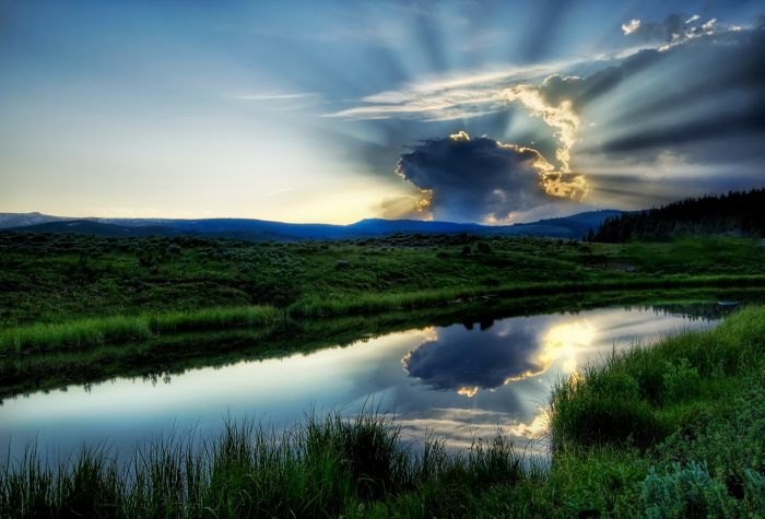 Картинка озеро, река, зеленая трава, солнце за облаками