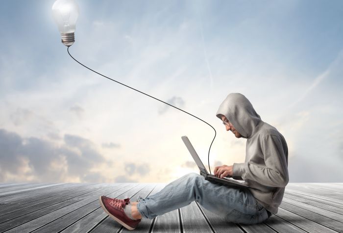 Картинка парень с ноутбуком, лампочка с проводом, креатив