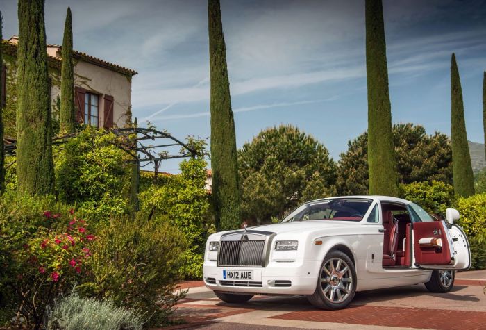 Картинка шикарный автомобиль Rolls-Royce возле виллы