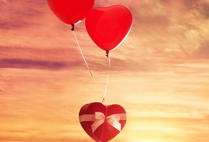 Картинка шарики в форме сердца держат подарок с бантом
