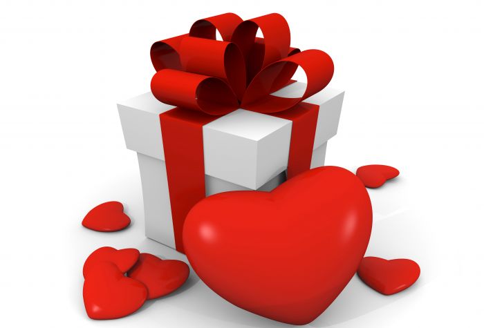 Картинка подарок с  бантом возле красных сердечек