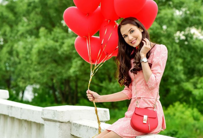 Картинка девушка в розовом платье с воздушными шариками