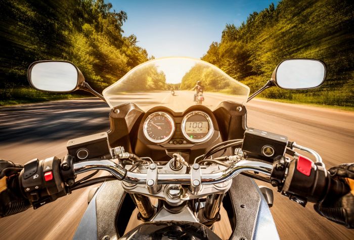 Картинка скорость за рулем мотоцикла, фото от первого лица