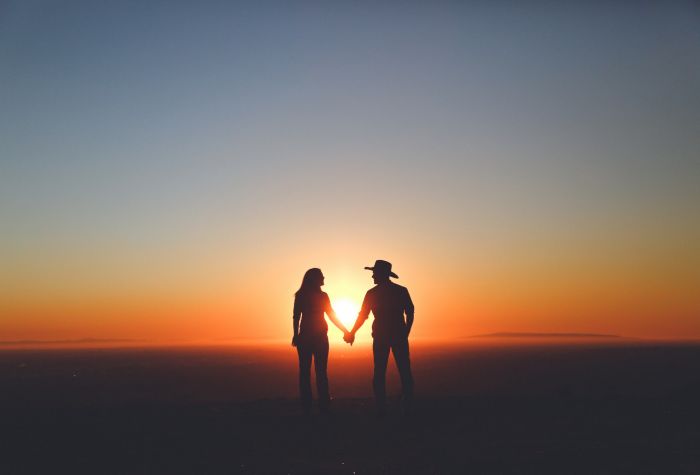 Картинка парень с девушкой держатся за руку, закат солнца на горизонте