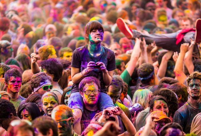 Картинка толпа людей в разноцветных красках