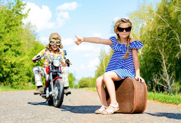 Картинка прикольные дети, мальчик на мотоцикле, девочка на чемодане