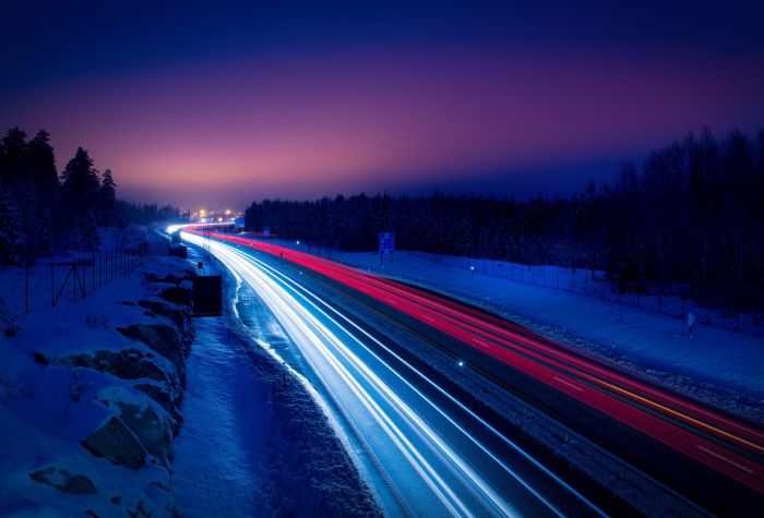 Картинка ночная дорога, трасса, скорость, огни, зима, лес