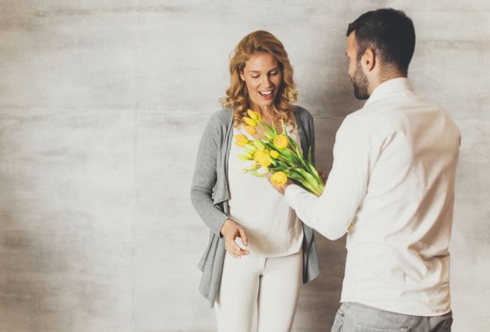 Картинка мужчина дарит цветы тюльпаны женщине