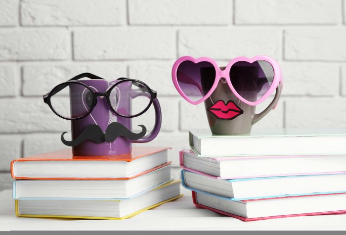 Картинка прикольные чашки в очках стоят на книгах