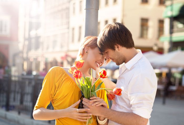 Картинка парень дарит девушке цветы тюльпаны