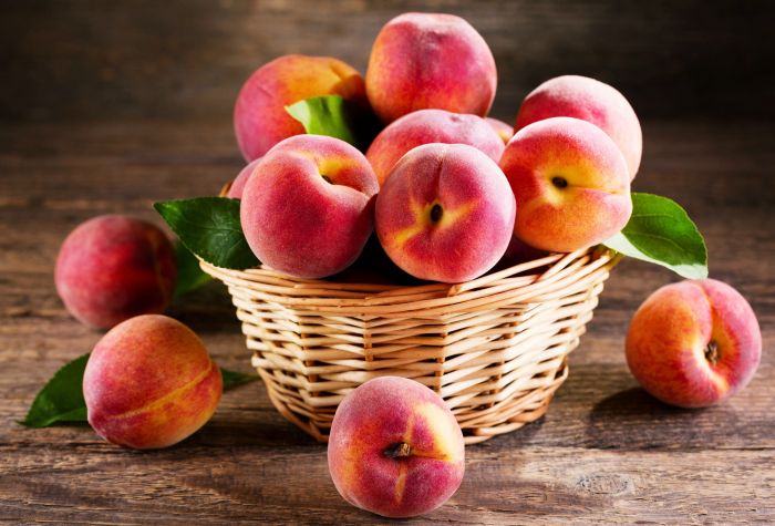 Картинка корзинка с персиками