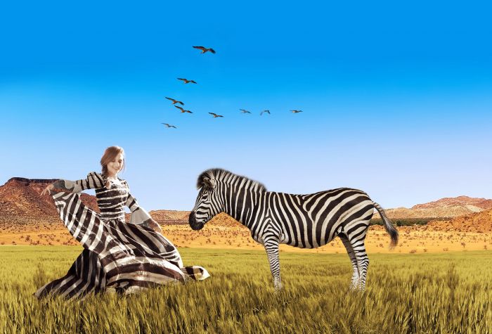 Картинка девушка в платье зебры возле животного, креативное фото