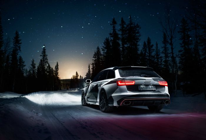 Картинка Audi RS6 Quattro машина в лесу ночью