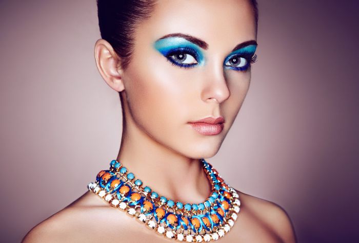Картинка мейкап, девушка с красивым макияжем и ожерельем