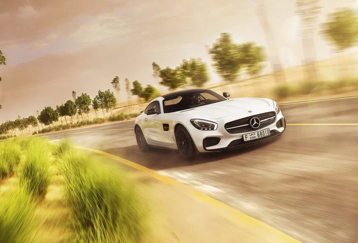 Картинка Mercedes-Benz AMG GT едет на скорости по дороге