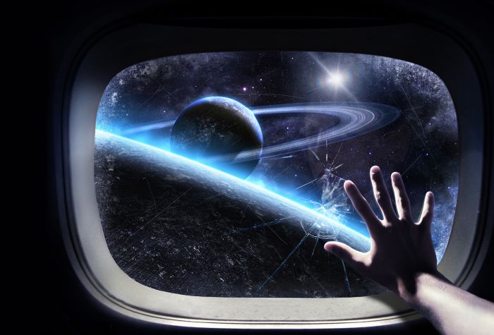 Картинка рука на иллюминаторе с видом на планеты в космосе