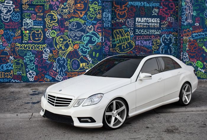 Картинка белый Mercedes E-class, титаны низкий профиль, стена с граффити
