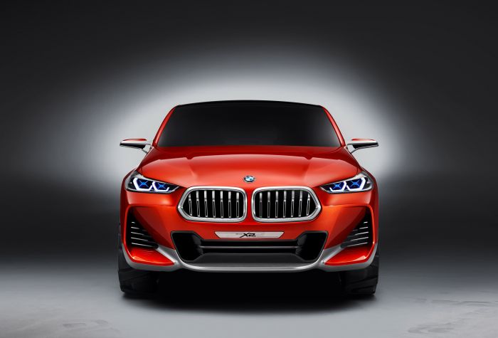 Картинка BMW X2 2018 года, автомобиль вид спереди