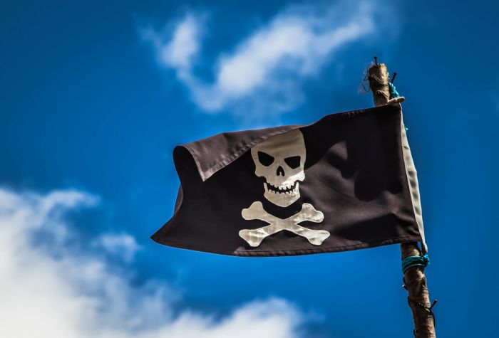 Картинка пиратский флаг развивается на фоне неба