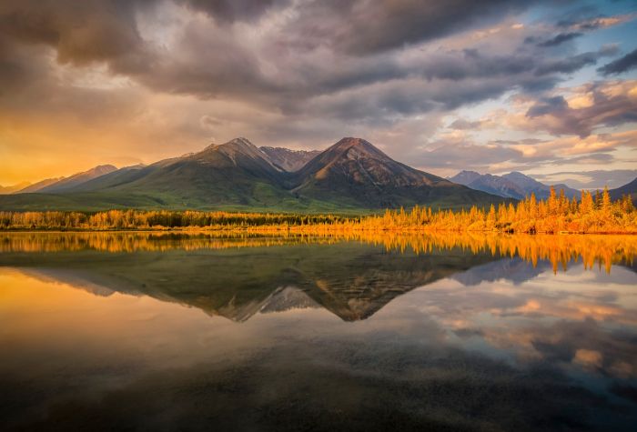 Картинка осенний пейзаж, желтый лес, горы, облака, отражаются в воде