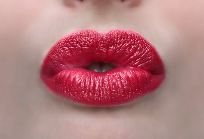Картинка губы девушки с красной помадой