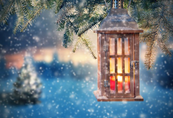 Картинка рождественское настроение, падает снег, фонарь висит на елке