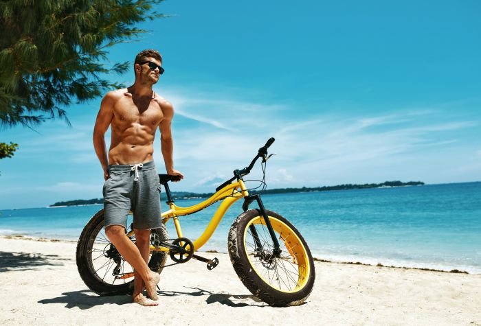 Картинка накаченный мужчина на пляже с велосипедом фет байком