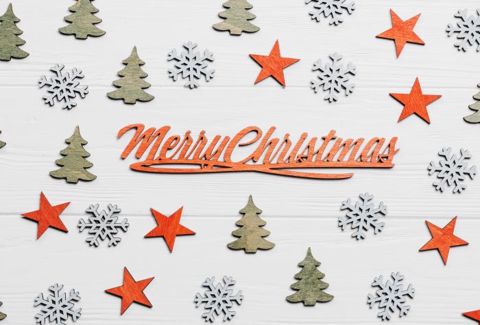 Картинка елочки, снежинки, звезды, надпись Merry Christmas из дерева