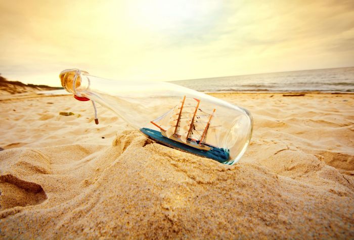 Картинка корабль в бутылке на песке пляжа возле моря